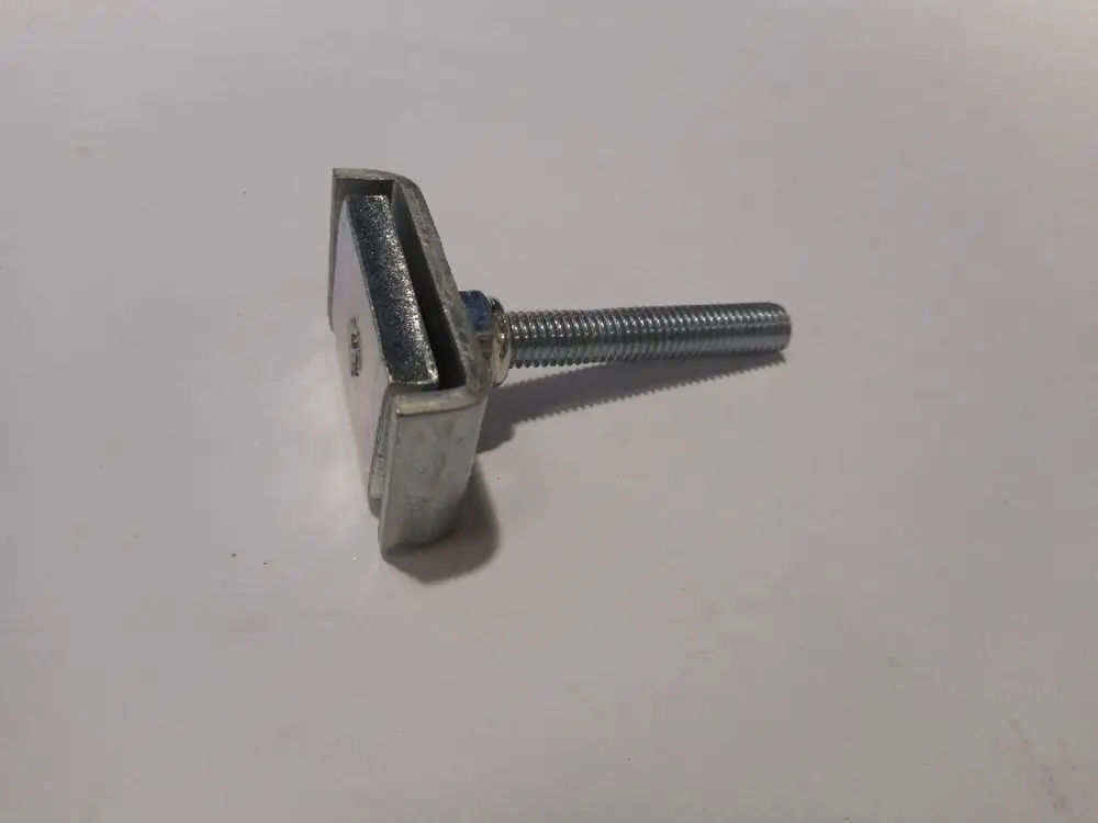 Schraube mit einem flachen Kopf und einem längeren Gewinde, verarbeitet in metallischem Design, möglicherweise von Remeha für verschiedene Anwendungen.